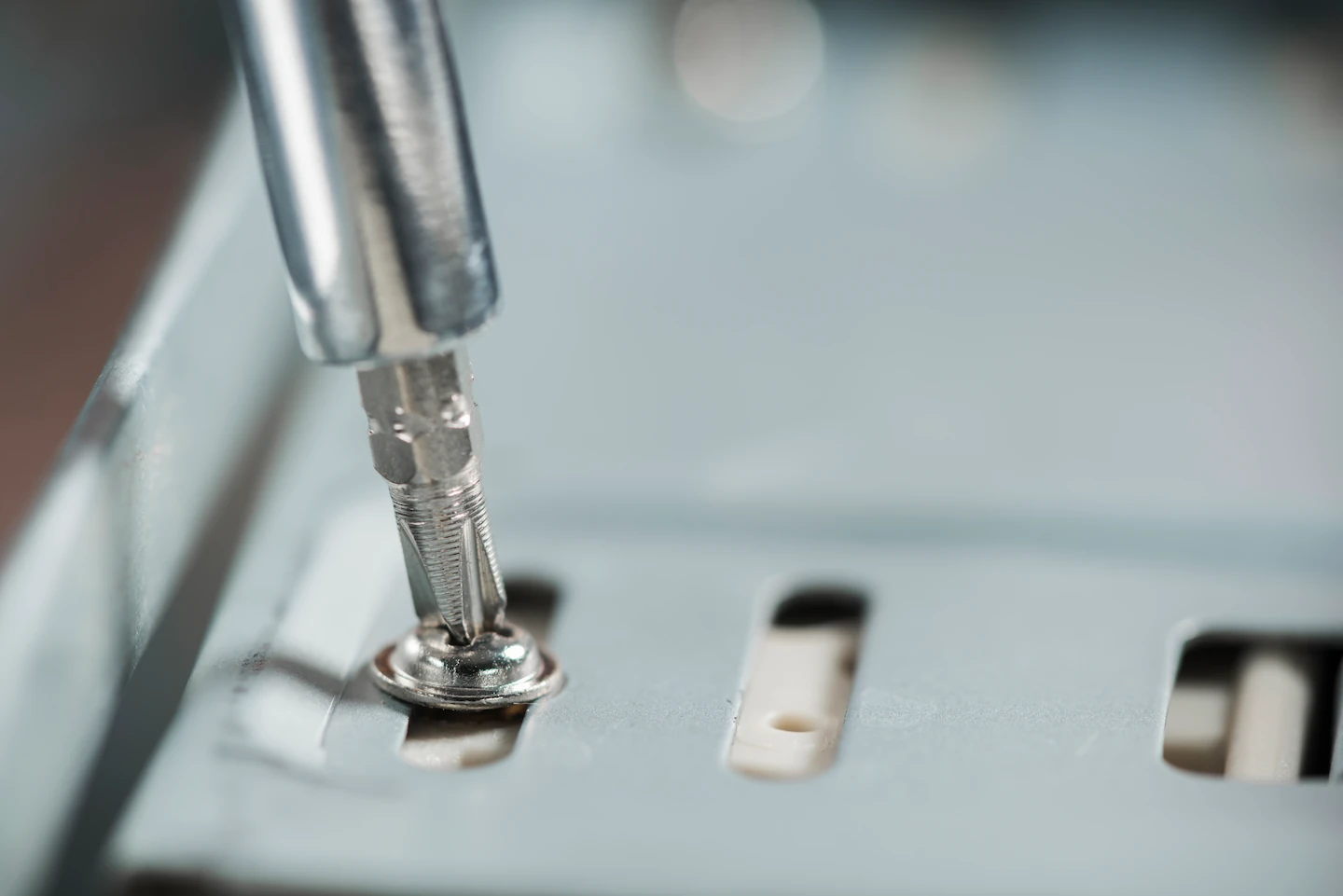 panneau avec micro-onduleur visible vs. installation avec onduleur central)